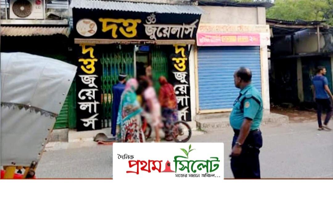 স্বর্ণের দোকানে দিন-দুপুরে গুলি ও বোম ফাটিয়ে ডাকাতি