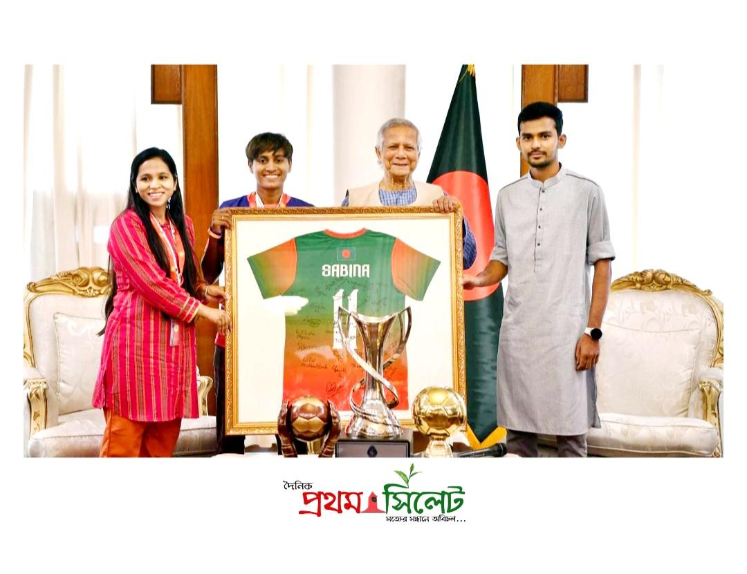 প্রধান উপদেষ্টাকে নারী দলের জার্সি উপহার