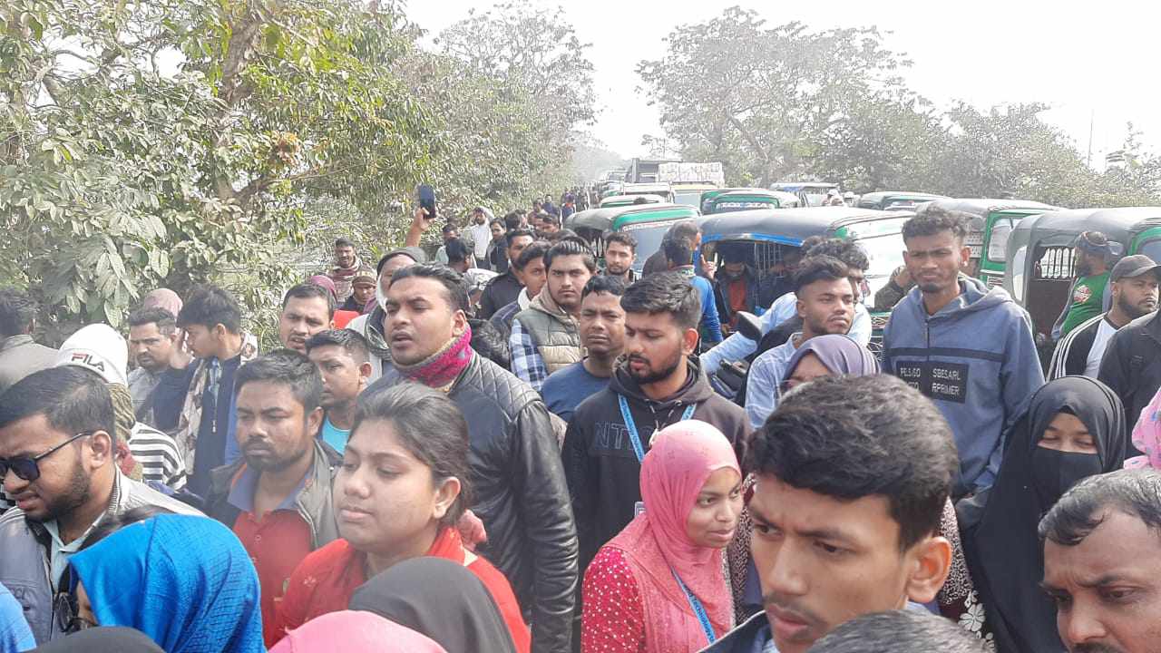 সুবিপ্রবি’র প্রক্টর-শিক্ষার্থীদের হেনস্তা, ৬ দফা দাবিতে সড়ক অবরোধ