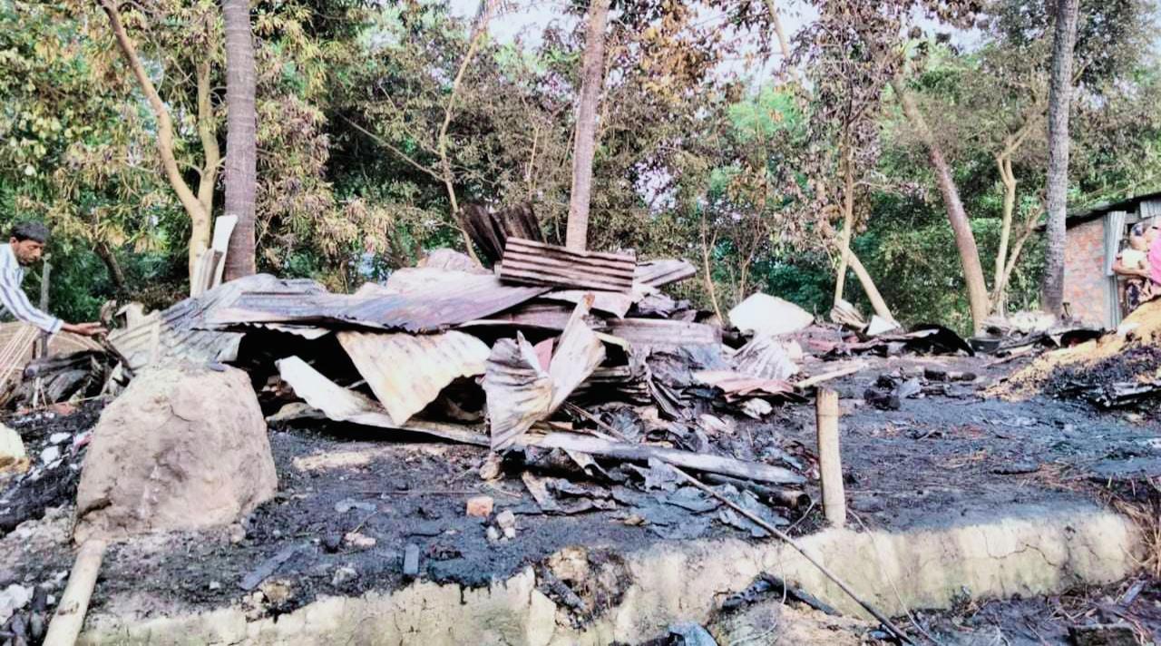 শান্তিগঞ্জে অগ্নিকাণ্ডে নিঃস্ব ৫ পরিবার
