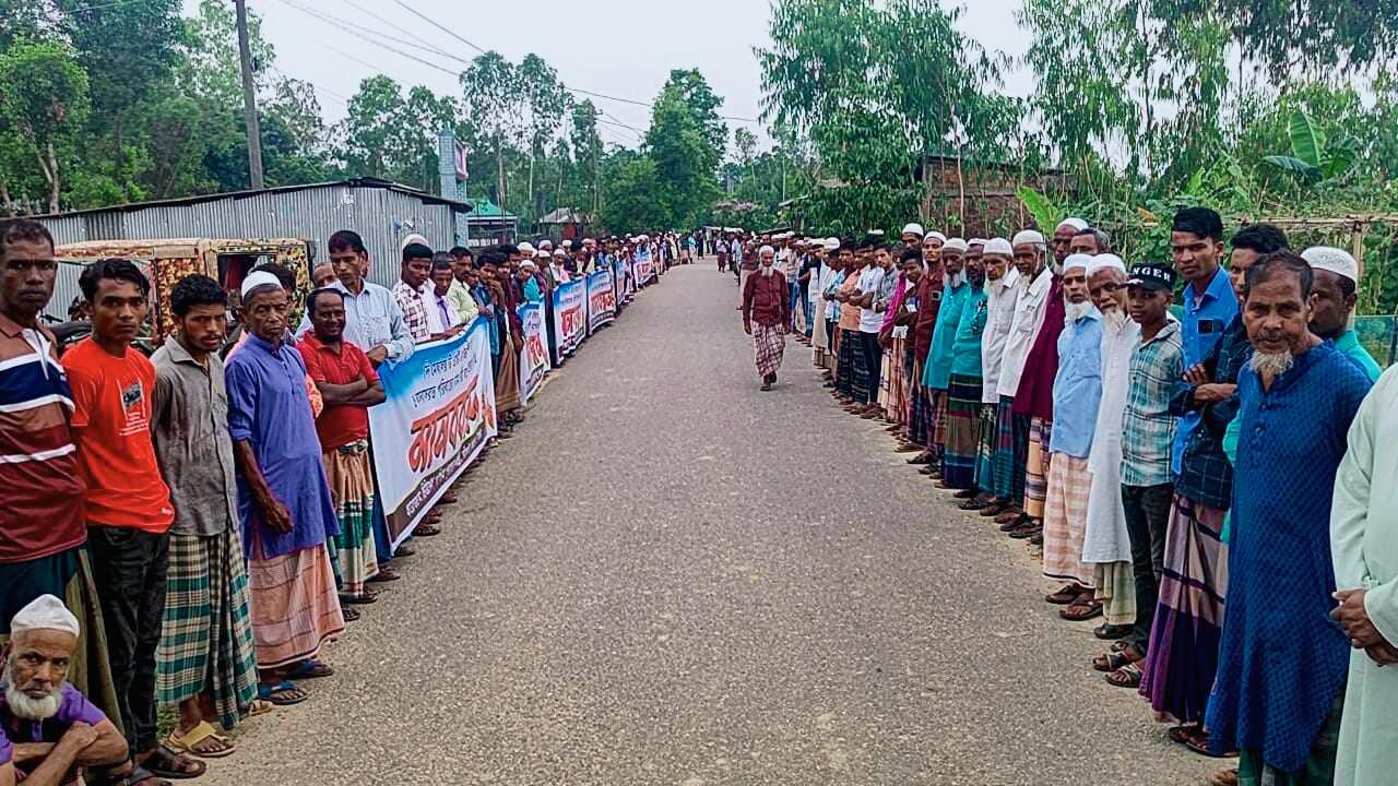 জৈন্তাপুরে মেঘালয় টি এস্টেটের ইজারা বাতিলের দাবিতে এলাকাবাসীর প্রতিবাদী মানববন্ধন