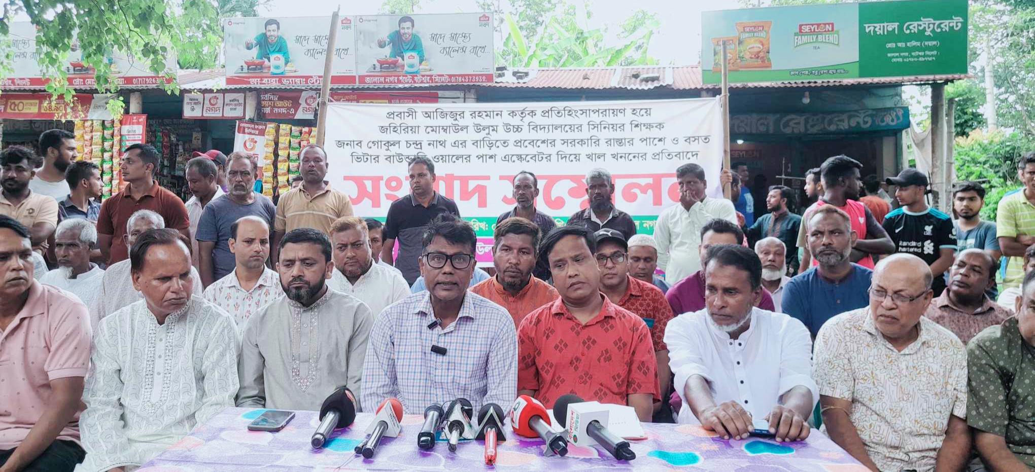 ১০ বছরের যন্ত্রণা একজন শিক্ষকের আর্তনাদে কেঁদে উঠল গোটা ইউনিয়ন