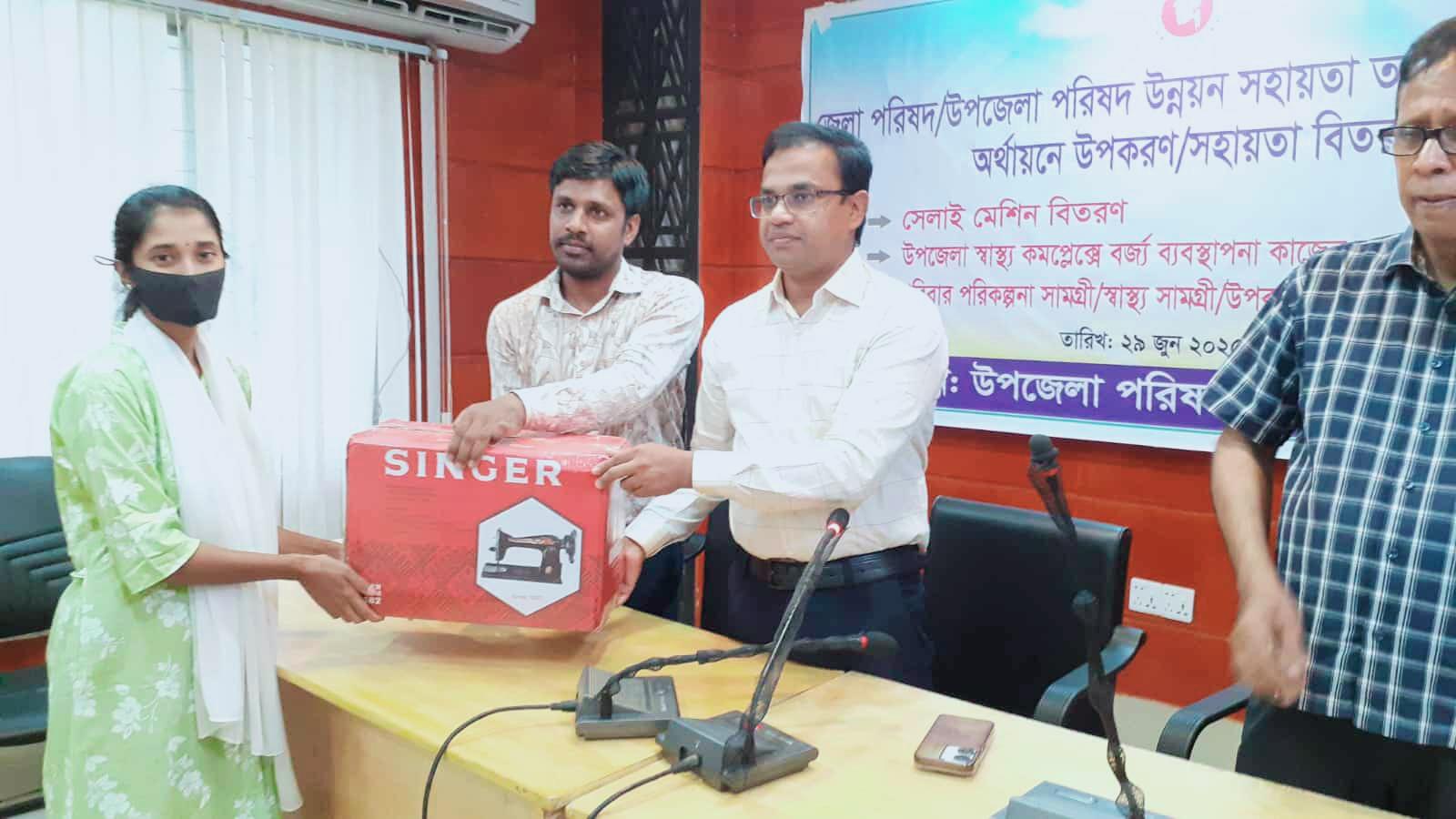 শান্তিগঞ্জে নারী উদ্যােক্তাদের মাঝে সেলাই মেশিন বিতরণ