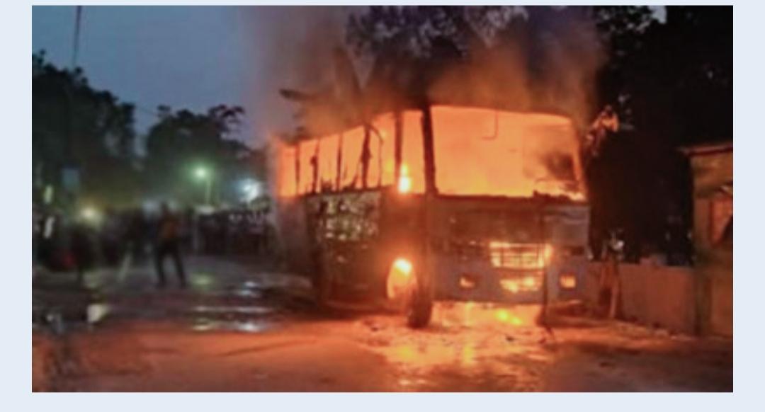 ঢাকার মিরপুরে দাঁড়িয়ে থাকা যাত্রীবাহী বাসে আগুন
