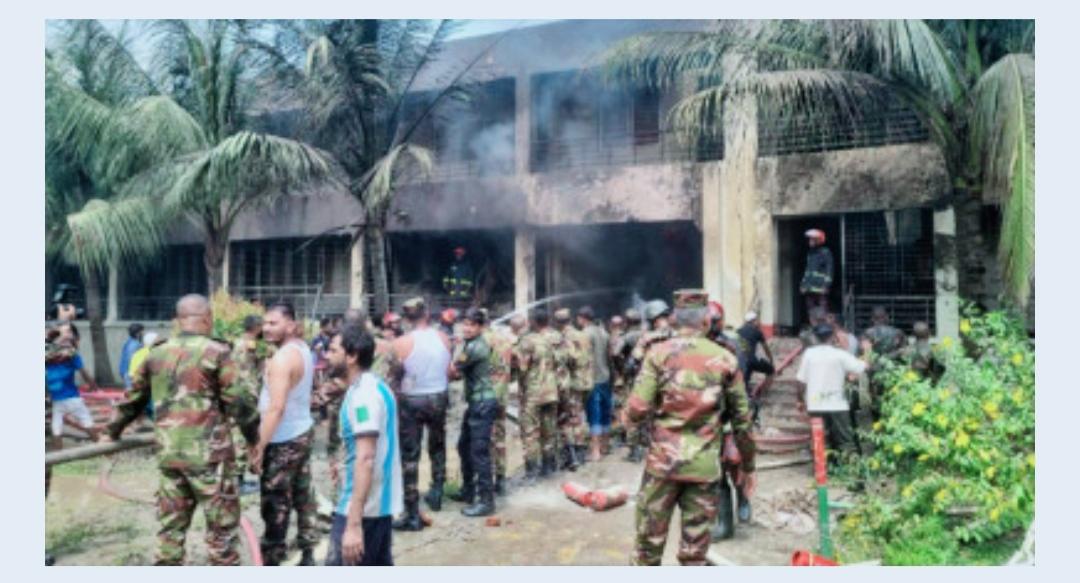 ঢাকায় প্রশিক্ষণ বিমান বিধ্বস্ত: বহু হতাহতের আশঙ্কা
