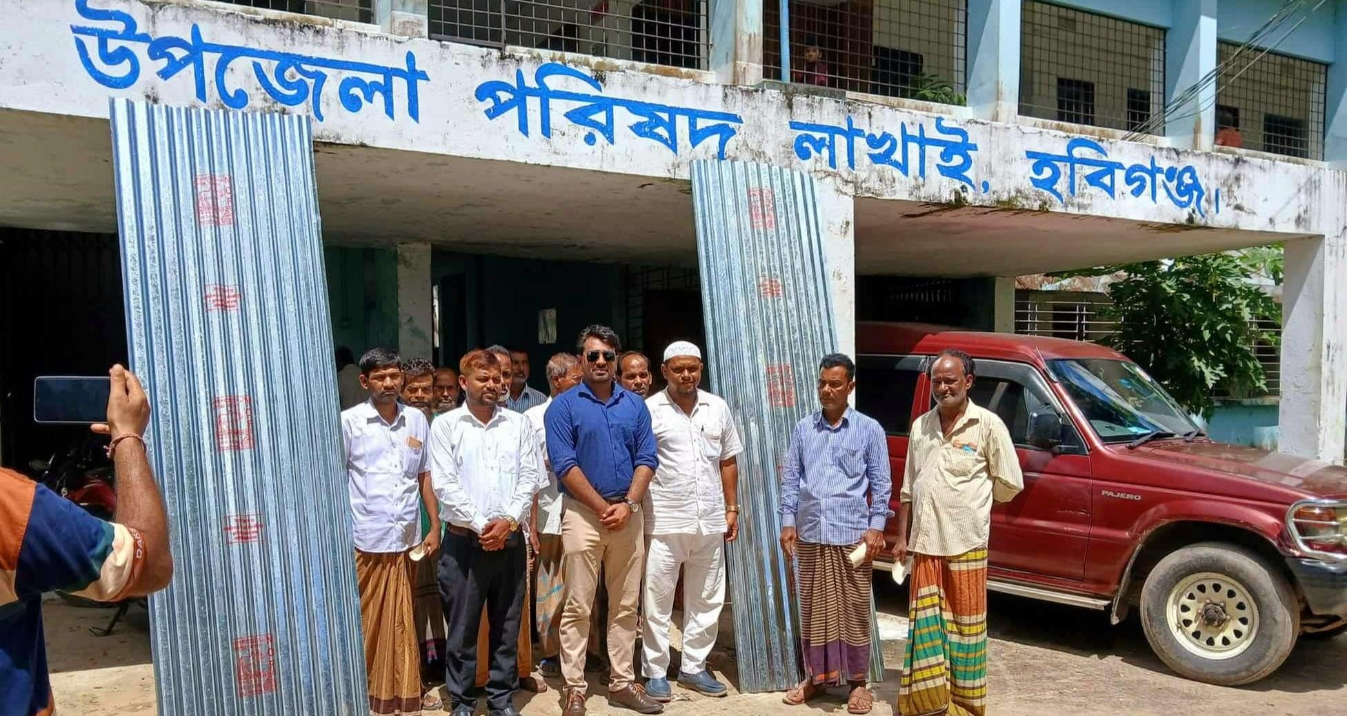 লাখাই বাজারে অগ্নিকাণ্ডের ঘটনায় উপজেলা প্রশাসনের পক্ষ থেকে ক্ষতিগ্রস্ত ব্যবসায়ীদের মানবিক সহয়তা প্রদান।