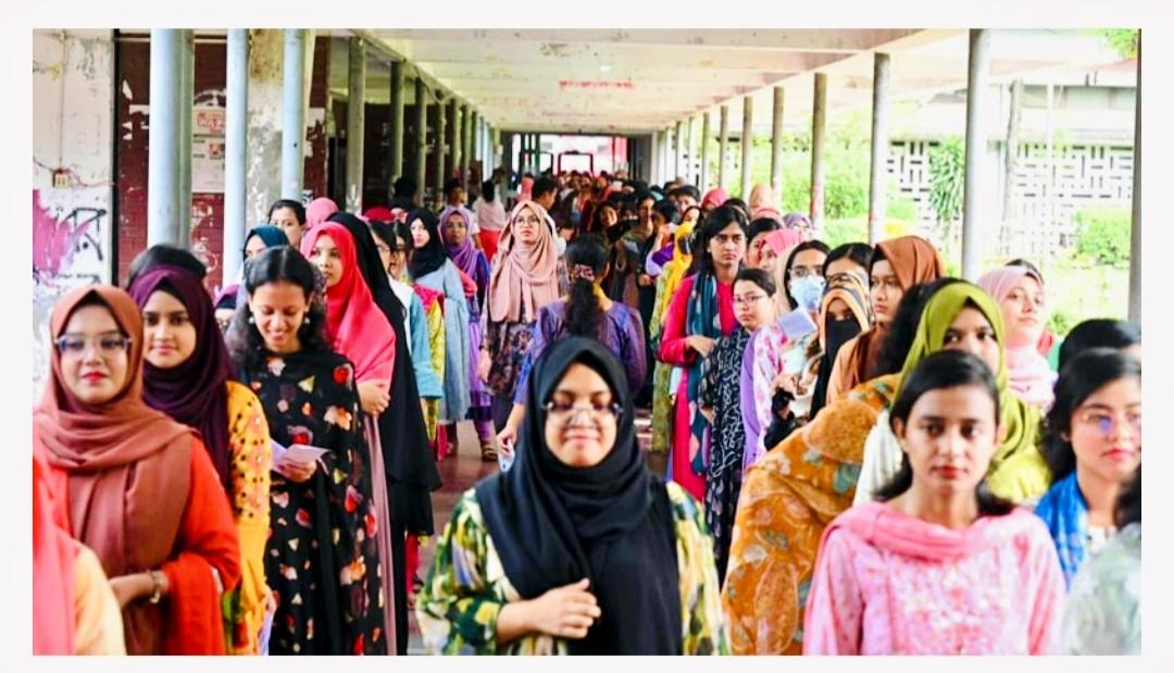 ডাকসু নির্বাচনে ভোট দিতে ভোটারদের দীর্ঘ লম্বা লাইন