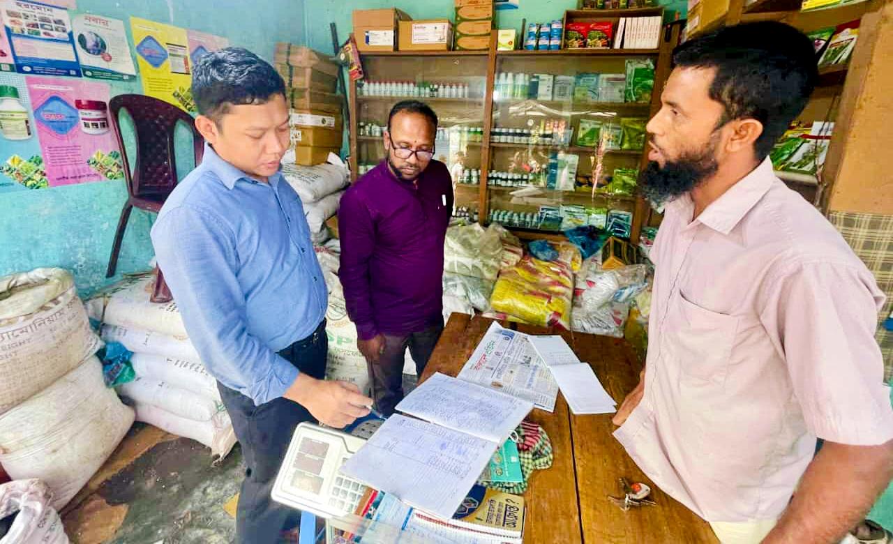 দরবস্ত বাজারে সার ডিলারের দোকান পরিদর্শন, কৃষকের অধিকার রক্ষায় উপজেলা প্রশাসনের দৃঢ় পদক্ষেপ