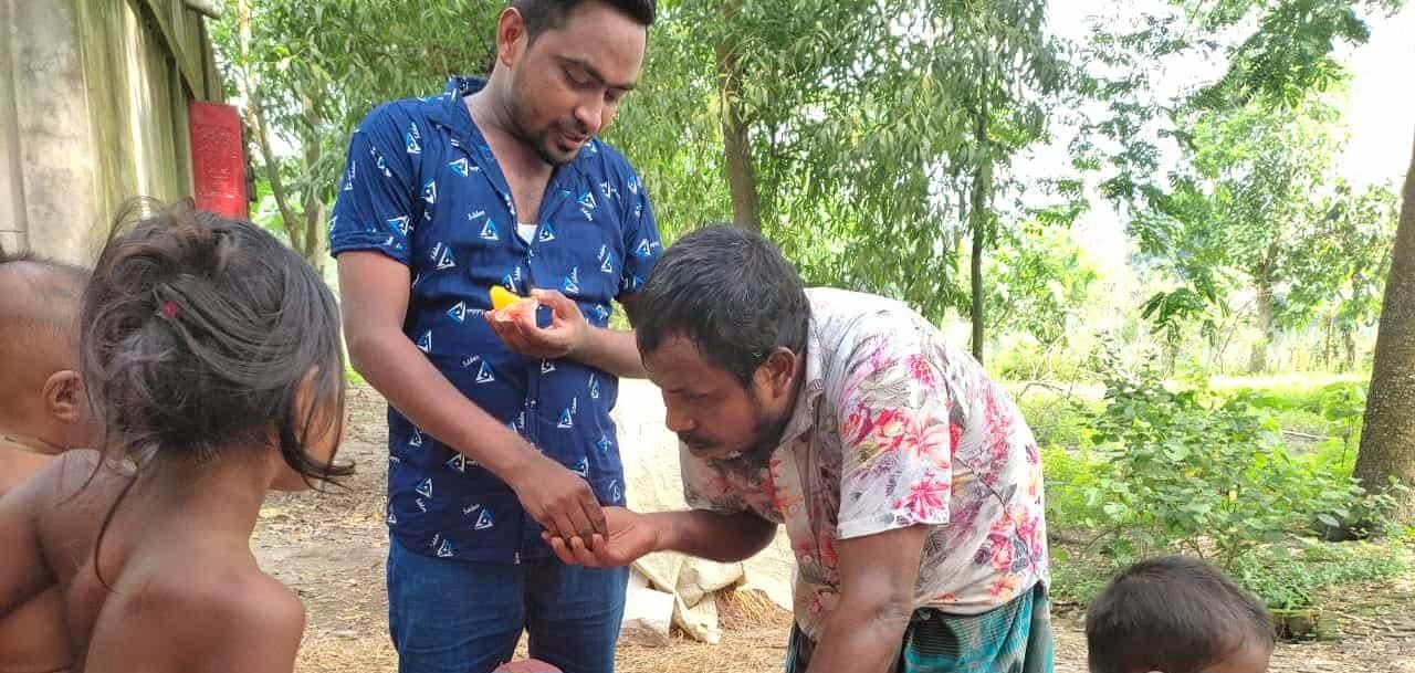 অন্ধ আব্দুল হেকিমের হার না মানা অন্যরকম জীবনযুদ্ধঃ কন্যাদের ভবিষ্যৎ নিয়ে উদ্ধিগ্ন।