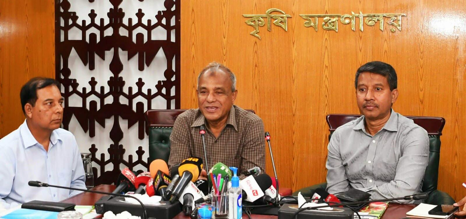 আবহাওয়া অনুকূলে থাকলে এবার আমন ধানে বাম্পার ফলন হবে…….কৃষি উপদেষ্টা মো জাহাঙ্গীর আলম চৌধুরী
