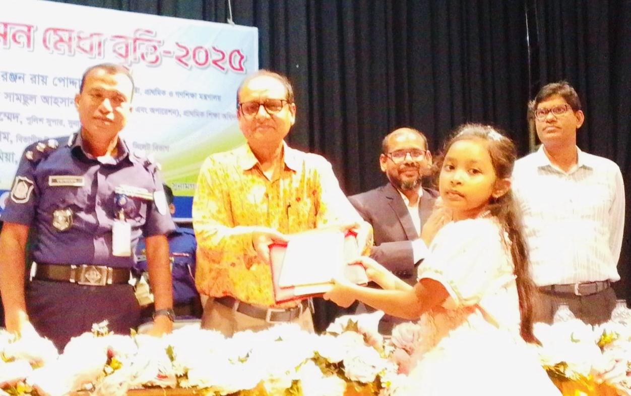 সুনামগঞ্জে মেধাবী শিক্ষার্থীদের হাতে পুরস্কার দিলেন প্রাথমিক ও গণশিক্ষা উপদেষ্টা