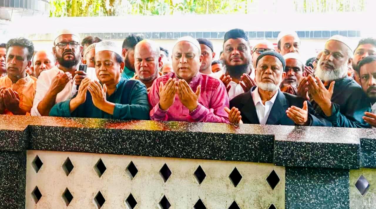 মাজার জিয়ারতের মধ্যদিয়ে আনুষ্ঠানিক নির্বাচনী প্রচারণা শুরু করলেন এমরান চৌধুরী