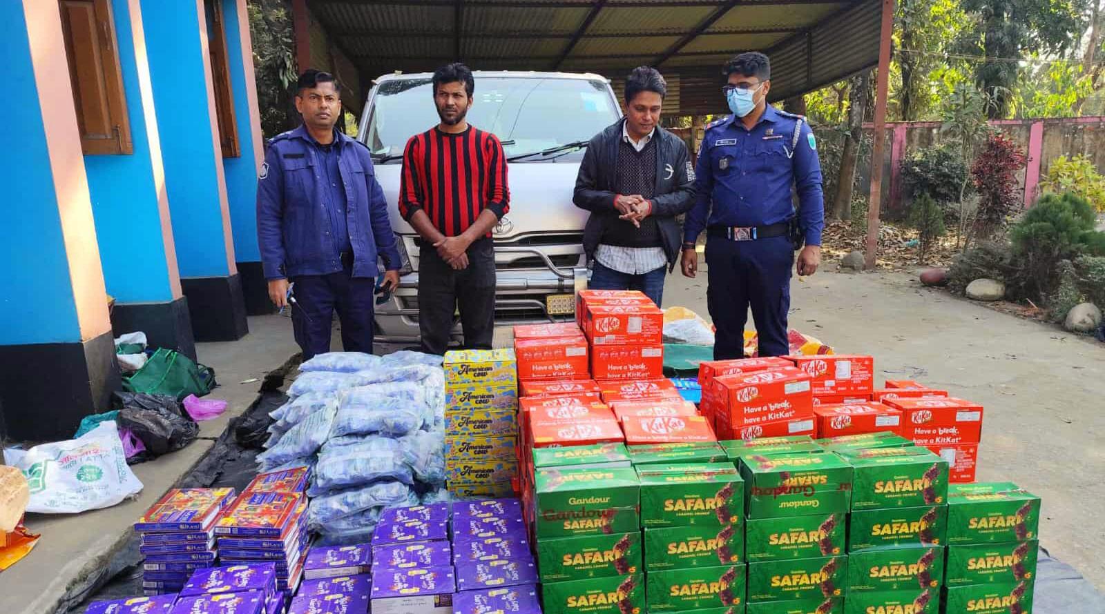 ভারতীয় চোরাইপণ্য পাচারকালে ২ নারীসহ আটক ৪