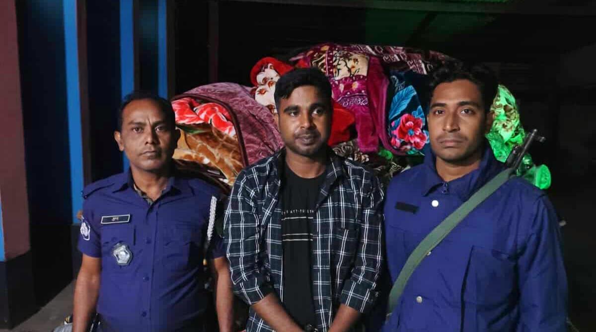 পুলিশের পৃথক অভিযানে ভারতীয় কম্বল ও প্রসাধনীসহ দুইজন আটক