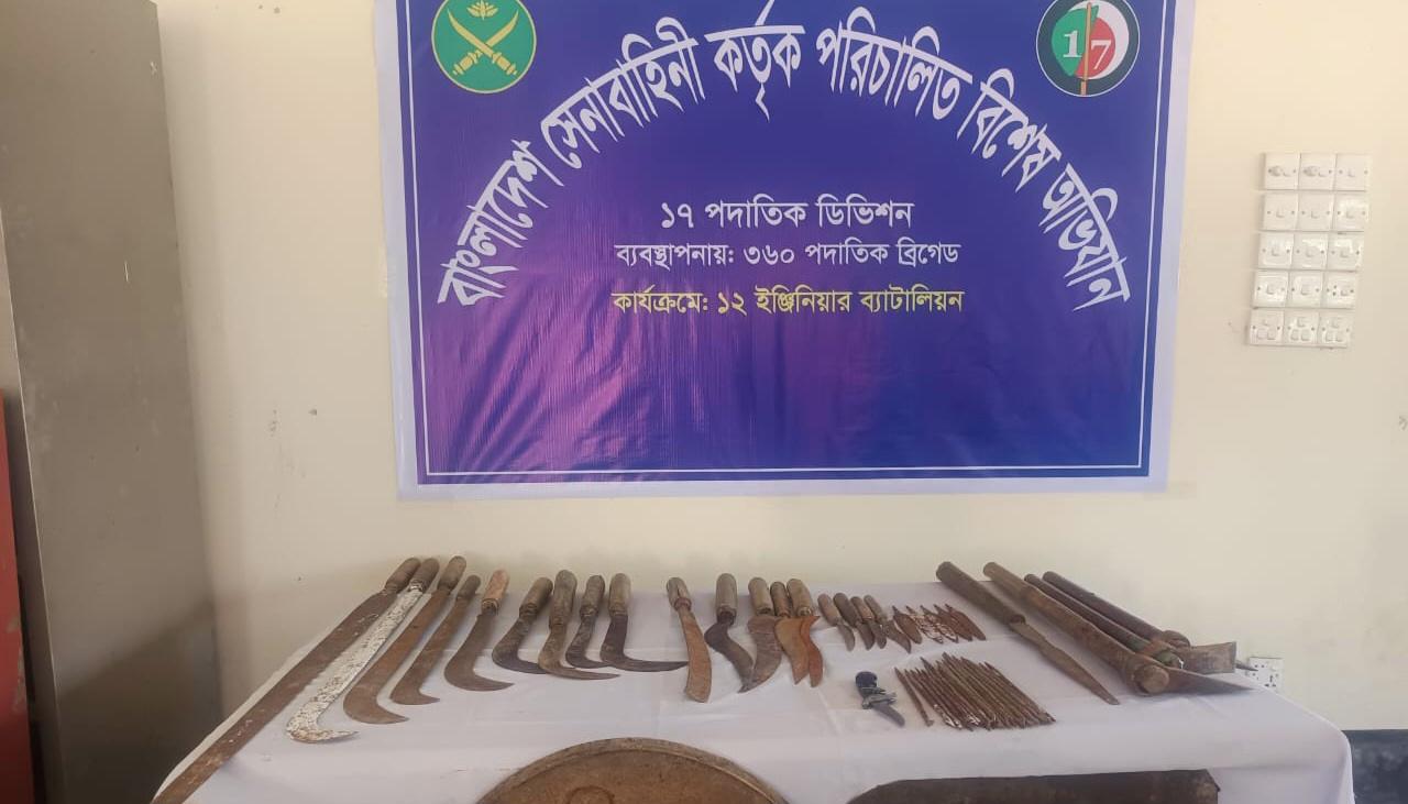 মধ্যনগরে সেনাবাহিনীর বিশেষ টহলে দেশীয় অস্ত্র উদ্ধার।