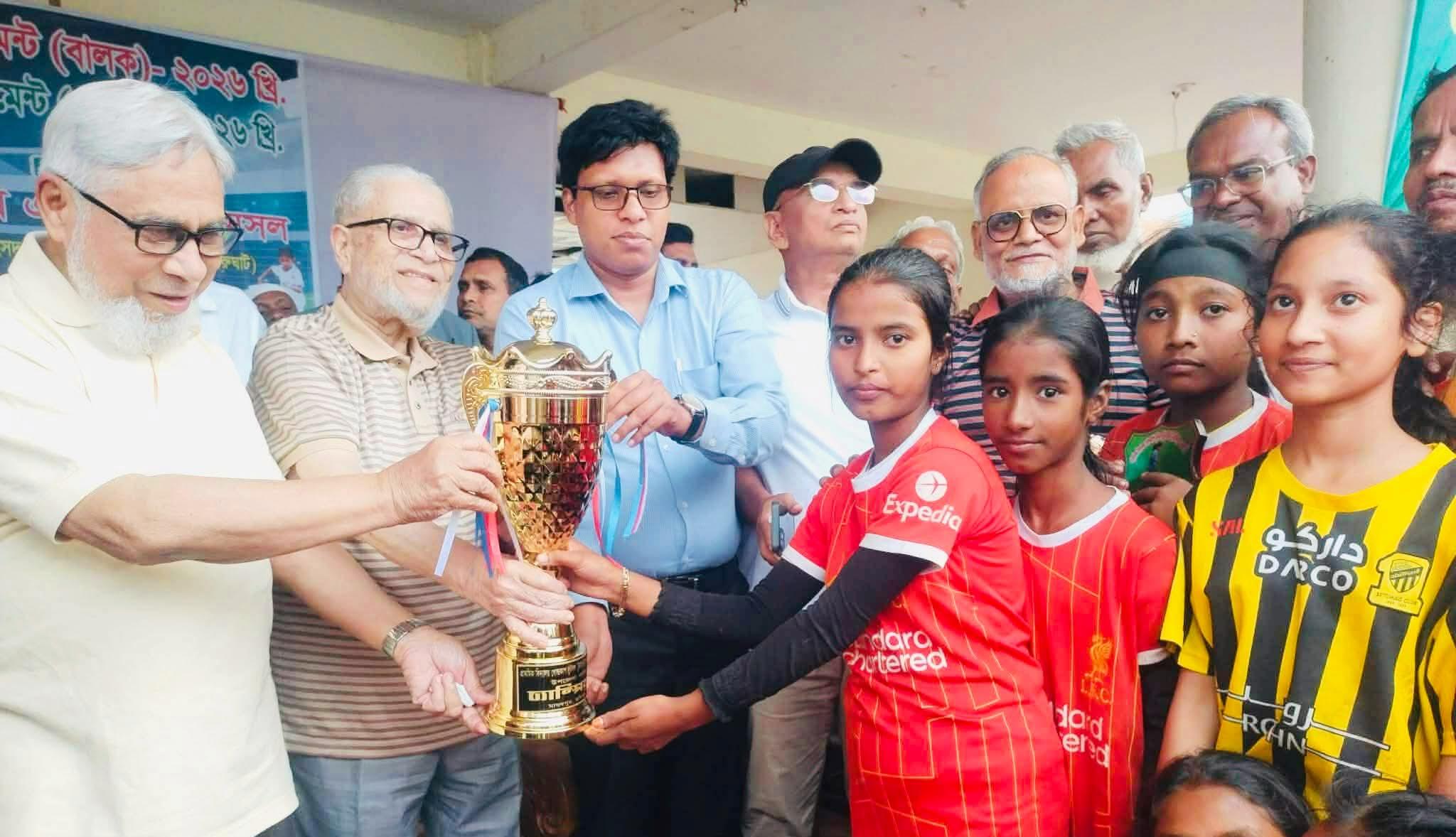 মাধবপুরে বালক-বালিকা প্রাথমিক বিদ্যালয় গোল্ডকাপ ফুটবল টুর্নামেন্টের ফাইনাল অনুষ্ঠিত