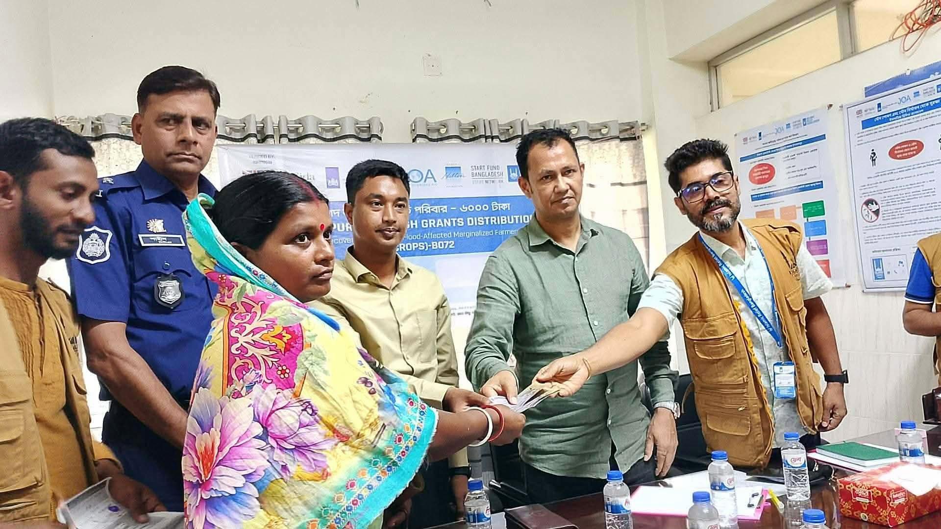 মধ্যনগরে নগদ সহায়তা পেলেন ১০২৫ জন ক্ষতিগ্রস্ত কৃষক