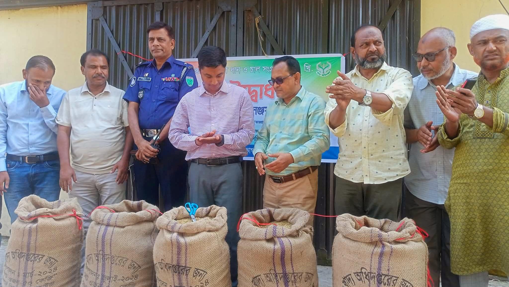 মধ্যনগরে সরকারী দামে বোরো ধান সংগ্রহের শুভ উদ্বোধন