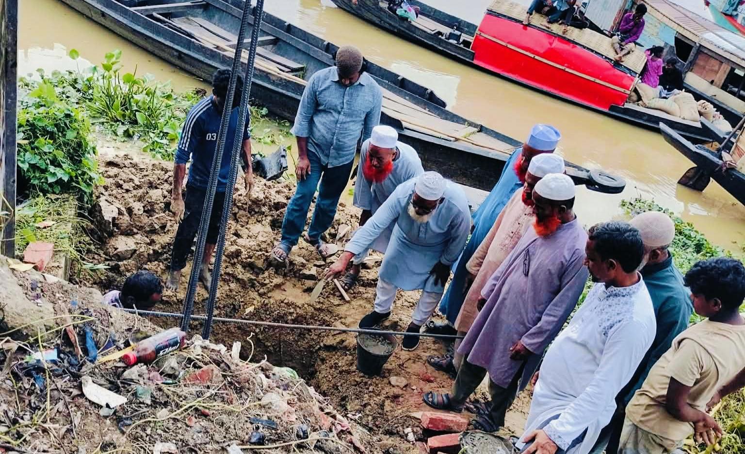 লাখাইয়ে বুল্লাবাজার জামে মসজিদ দেওয়ালের নির্মান কাজ শুরু