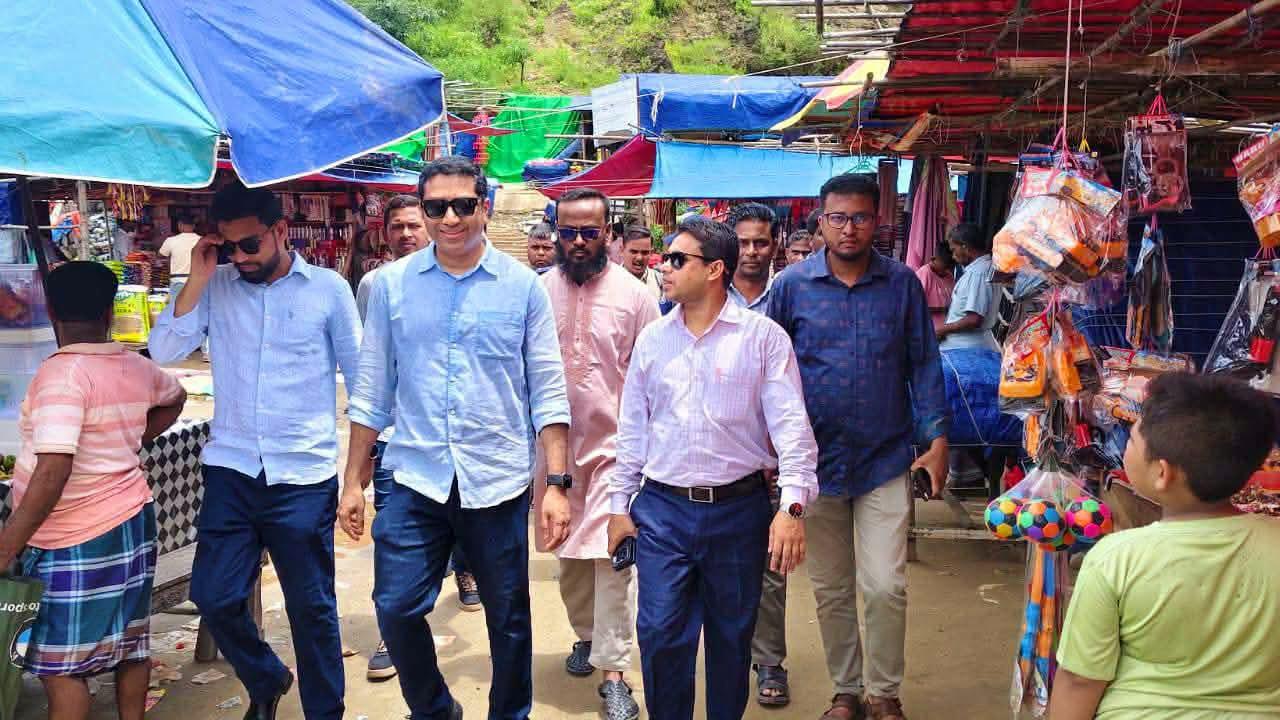 সীমান্তবর্তী গুচ্ছগ্রাম বেসরকারি প্রাথমিক বিদ্যালয় পরিদর্শনে প্রতিমন্ত্রী ববি হাজ্জাজ
