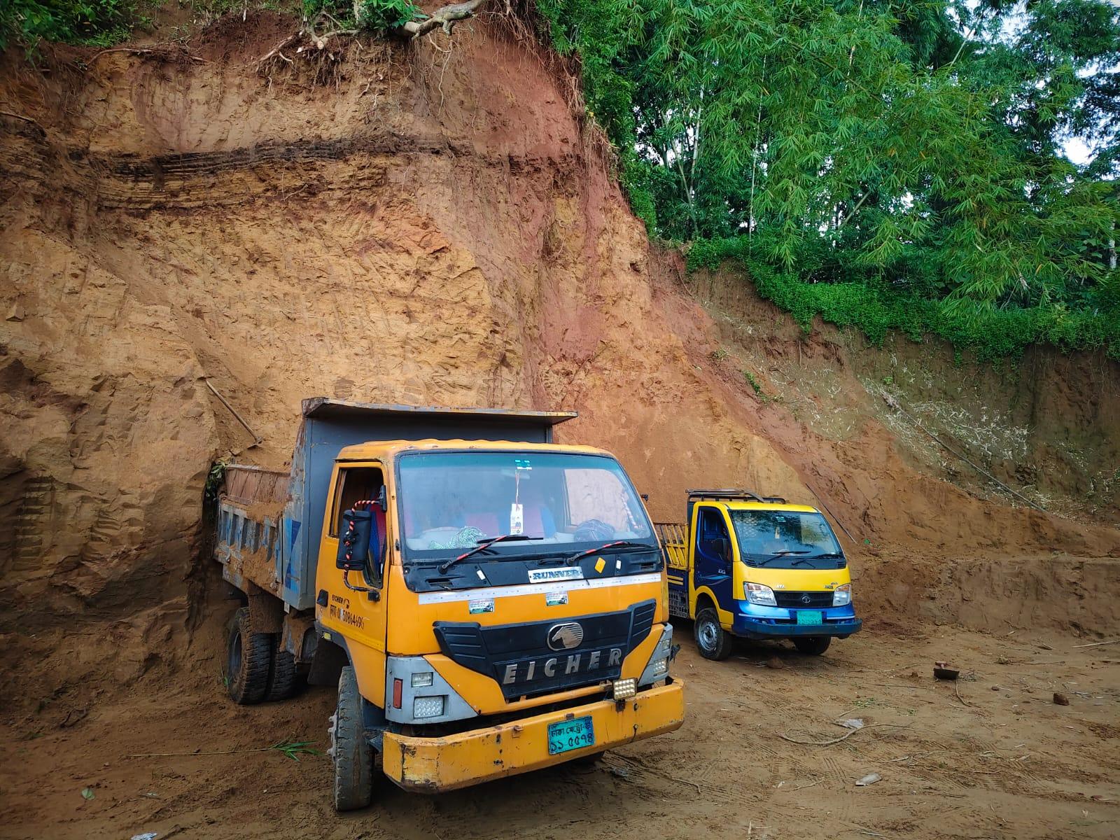 জৈন্তাপুরে অবৈধ টিলা কর্তন, প্রবাসী পরিবারের বাড়ি ঝুঁকিতে