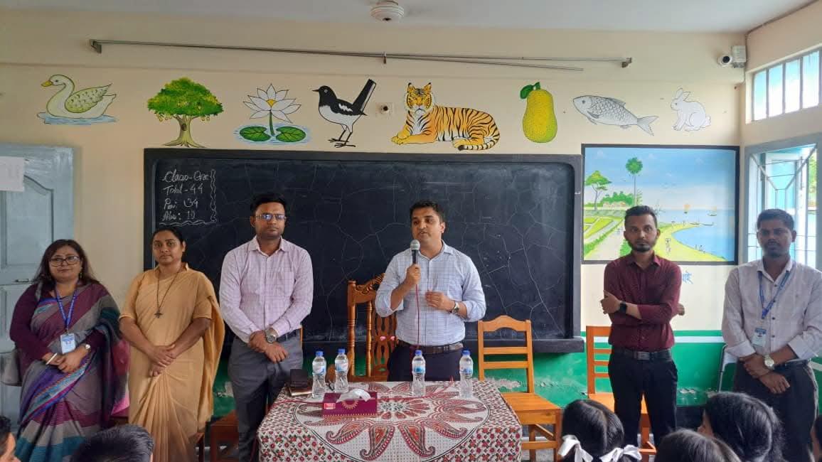 পাঠ্যবইয়ের পাশাপাশি অন্যান্য বই পড়ায় শিক্ষার্থীদের উৎসাহ দিচ্ছেন শ্রীমঙ্গলের ইউএনও