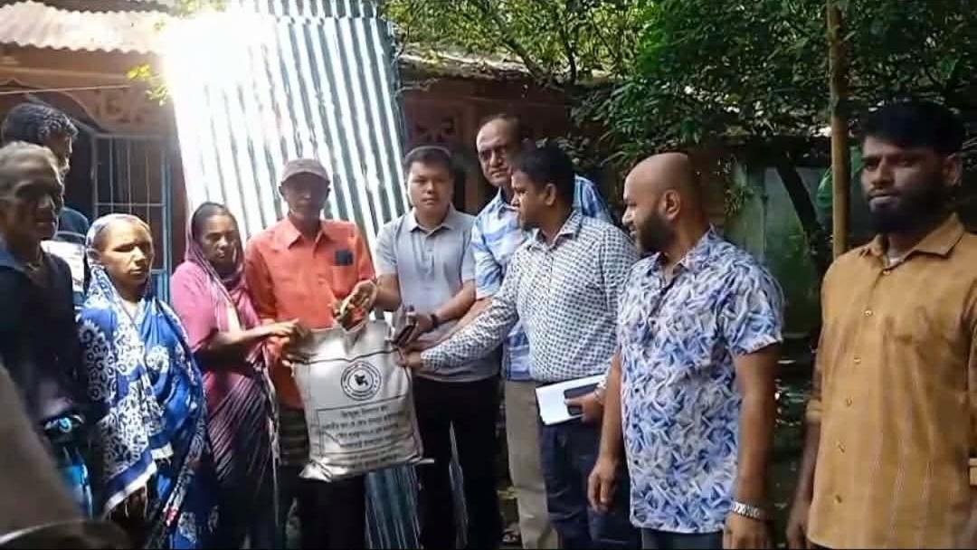 শান্তিগঞ্জে আগুনে ক্ষতিগ্রস্ত ৪ পরিবারকে উপজেলা প্রশাসনের সহায়তা